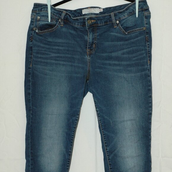 Torrid Boyfriend Jeans – Flaw - Medium Wash Stretch Denim Cropped Plus Size 18 - Picture 2 of 16